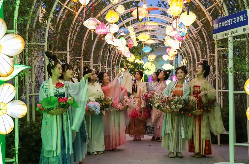 与大白兔、朱泾花灯等IP互动，上海中秋游园会玩出新花样-第2张图片-
