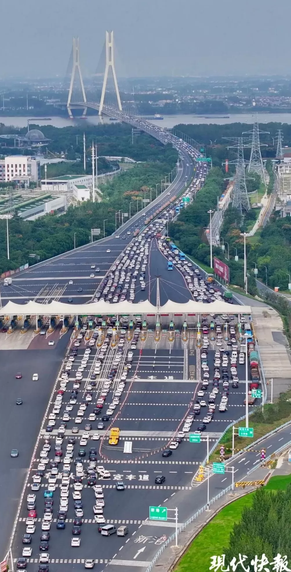 高速上演预判式拥堵！网友：“大聪明”堵成“鸳鸯锅”，服务区全是“泡面人”-第1张图片-