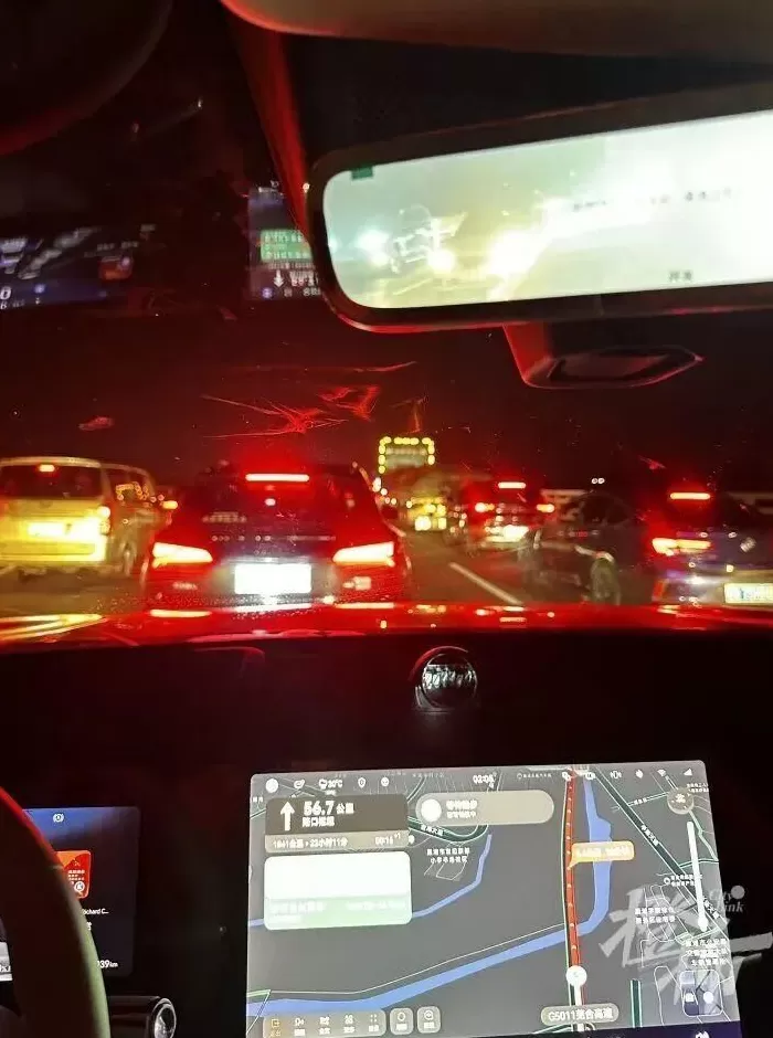 高速上演预判式拥堵！网友：“大聪明”堵成“鸳鸯锅”，服务区全是“泡面人”-第8张图片-