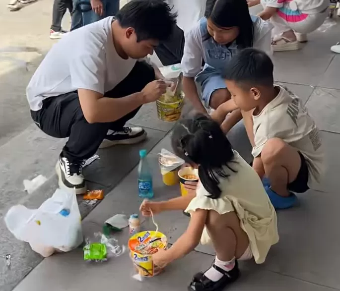 高速上演预判式拥堵！网友：“大聪明”堵成“鸳鸯锅”，服务区全是“泡面人”-第7张图片-