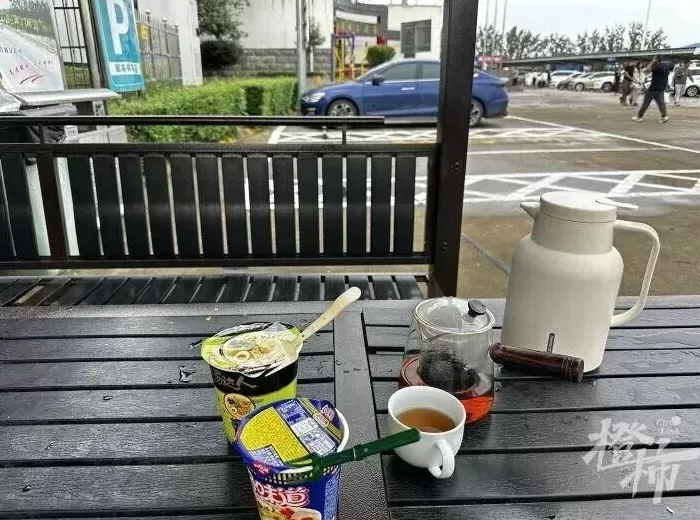 高速上演预判式拥堵！网友：“大聪明”堵成“鸳鸯锅”，服务区全是“泡面人”-第10张图片-