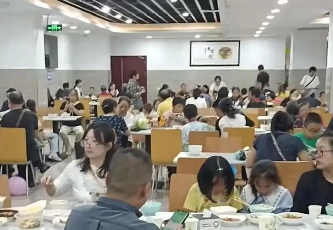 多地机关食堂国庆向社会开放，有游客点9份菜花了58元-第1张图片-