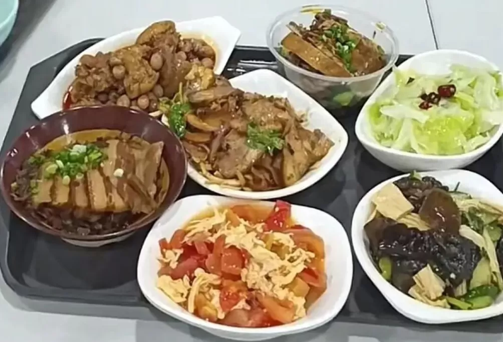 多地机关食堂国庆向社会开放！中午2700人吃饭，用了550斤米，游客：味道很好，价格亲民-第2张图片-
