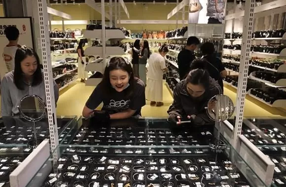 当年轻人走进二手市场-第1张图片-