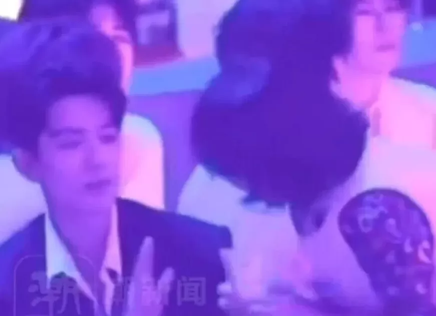 男星肖战出席晚会，一女子突然从桌底钻出向其连要5次签名被拒-第1张图片-