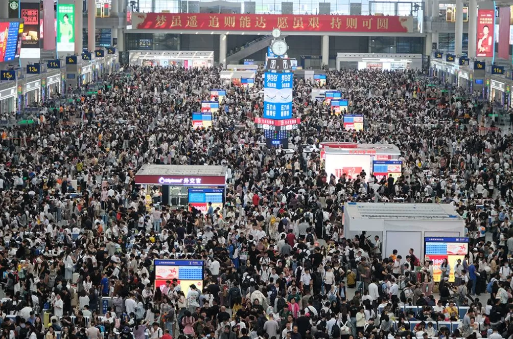 铁路上海站国庆客流仍处高峰，今日预计发送旅客77.2万人-第1张图片-