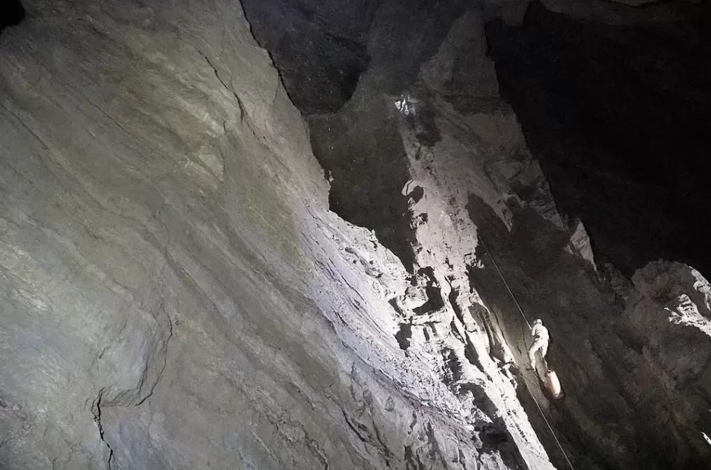 窒息！俄37岁男子独自硬闯世界最深洞穴，却忘带回程装备！悬吊地下1100米8个月才被发现…-第2张图片-