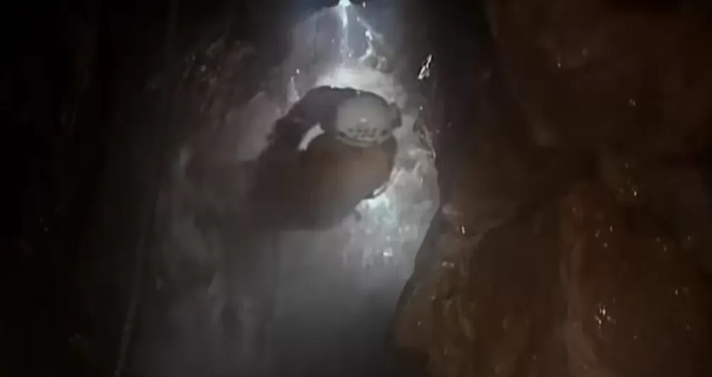 窒息！俄37岁男子独自硬闯世界最深洞穴，却忘带回程装备！悬吊地下1100米8个月才被发现…-第7张图片-