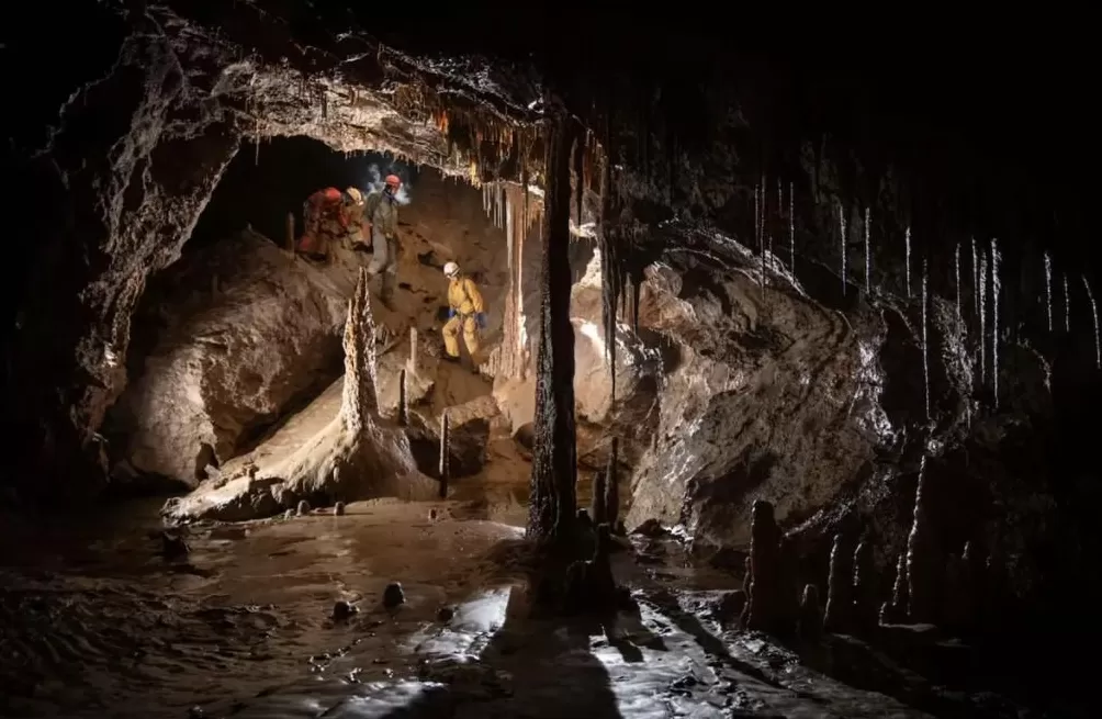 窒息！俄37岁男子独自硬闯世界最深洞穴，却忘带回程装备！悬吊地下1100米8个月才被发现…-第12张图片-