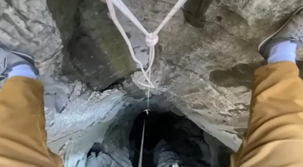 窒息！俄37岁男子独自硬闯世界最深洞穴，却忘带回程装备！悬吊地下1100米8个月才被发现…-第11张图片-