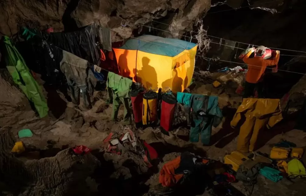 窒息！俄37岁男子独自硬闯世界最深洞穴，却忘带回程装备！悬吊地下1100米8个月才被发现…-第14张图片-