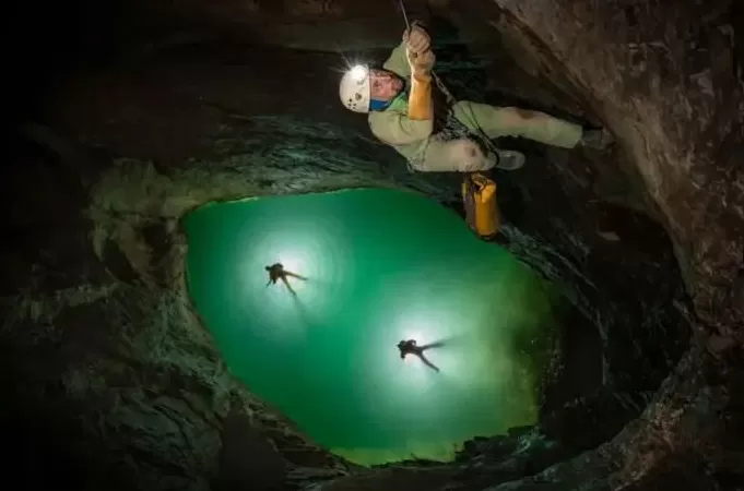 窒息！俄37岁男子独自硬闯世界最深洞穴，却忘带回程装备！悬吊地下1100米8个月才被发现…-第19张图片-