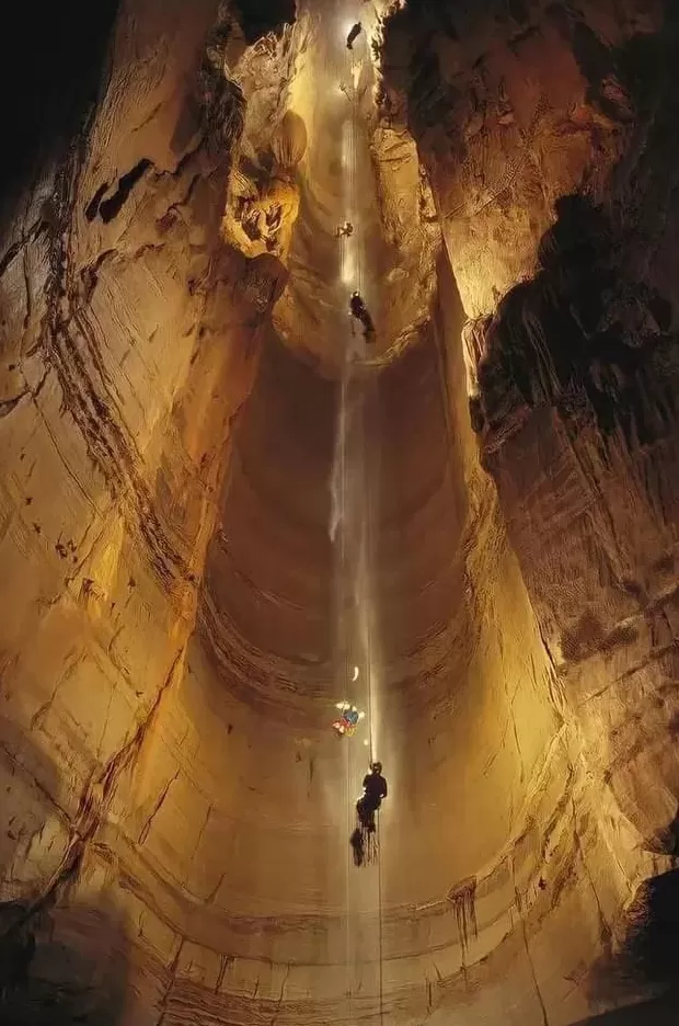 窒息！俄37岁男子独自硬闯世界最深洞穴，却忘带回程装备！悬吊地下1100米8个月才被发现…-第18张图片-