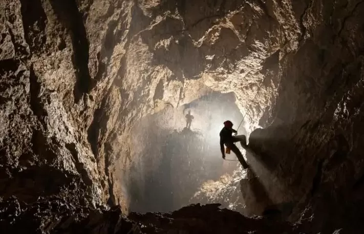 窒息！俄37岁男子独自硬闯世界最深洞穴，却忘带回程装备！悬吊地下1100米8个月才被发现…-第17张图片-