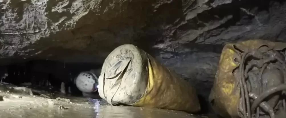 窒息！俄37岁男子独自硬闯世界最深洞穴，却忘带回程装备！悬吊地下1100米8个月才被发现…-第15张图片-