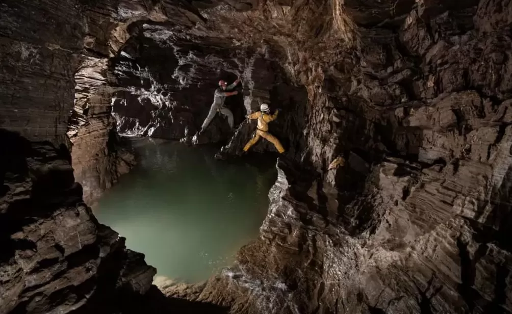 窒息！俄37岁男子独自硬闯世界最深洞穴，却忘带回程装备！悬吊地下1100米8个月才被发现…-第23张图片-