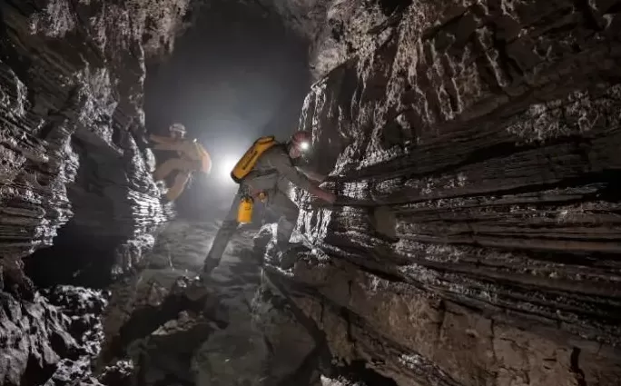 窒息！俄37岁男子独自硬闯世界最深洞穴，却忘带回程装备！悬吊地下1100米8个月才被发现…-第22张图片-