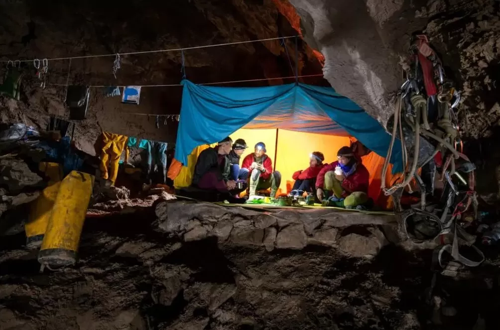 窒息！俄37岁男子独自硬闯世界最深洞穴，却忘带回程装备！悬吊地下1100米8个月才被发现…-第29张图片-