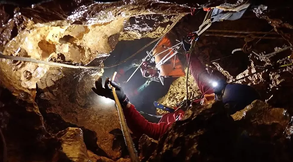 窒息！俄37岁男子独自硬闯世界最深洞穴，却忘带回程装备！悬吊地下1100米8个月才被发现…-第30张图片-