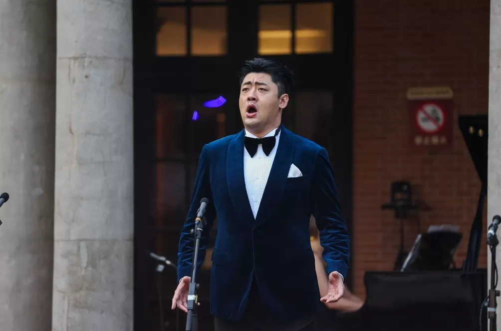 一场草坪上的音乐会，廖昌永和百人合唱《歌唱祖国》-第2张图片-