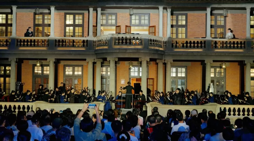 一场草坪上的音乐会，廖昌永和百人合唱《歌唱祖国》-第1张图片-