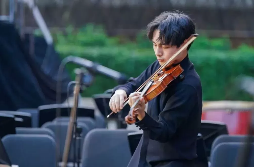 一场草坪上的音乐会，廖昌永和百人合唱《歌唱祖国》-第4张图片-