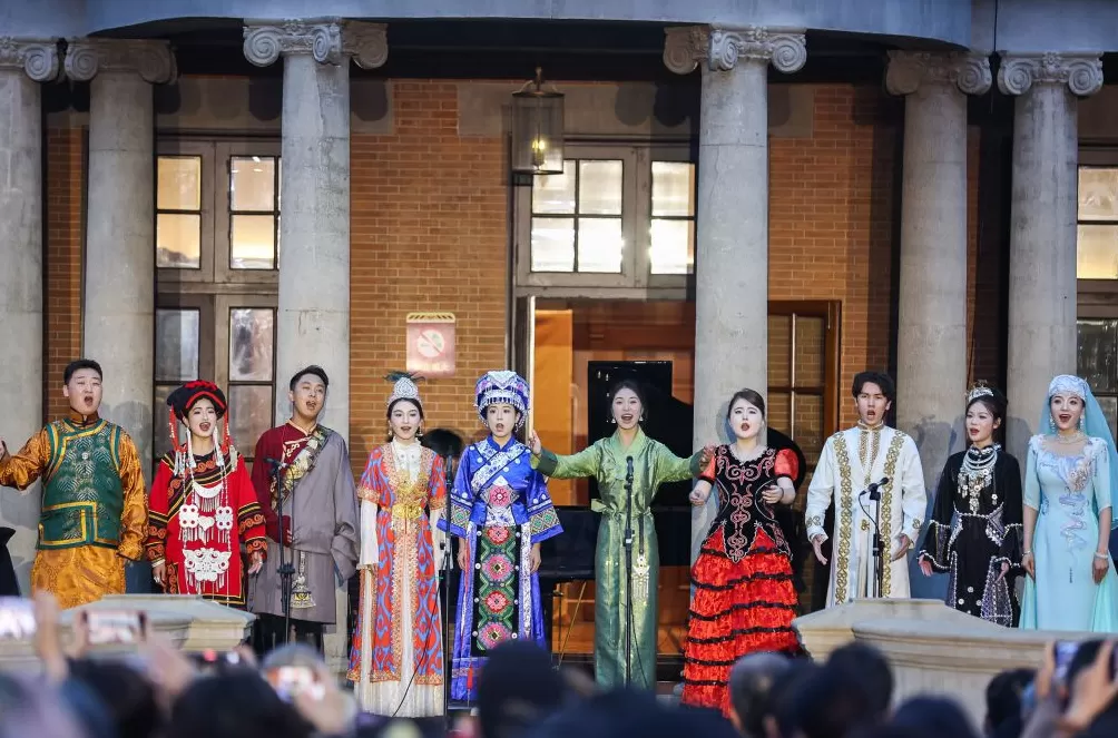 一场草坪上的音乐会，廖昌永和百人合唱《歌唱祖国》-第5张图片-