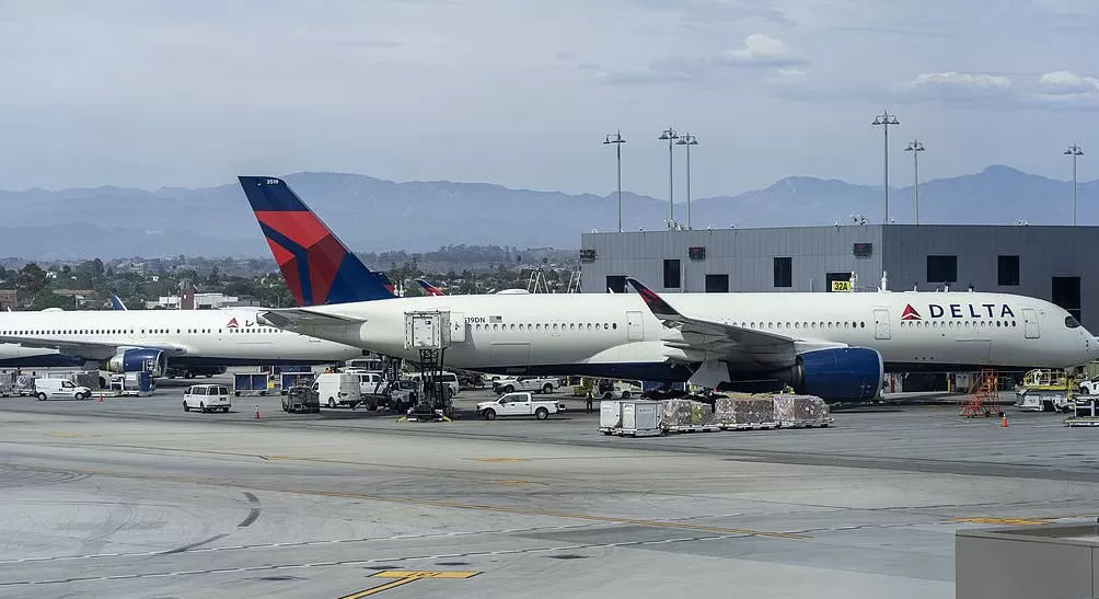 美国达美航空两架飞机滑行时低速相撞，一人受轻伤-第1张图片-