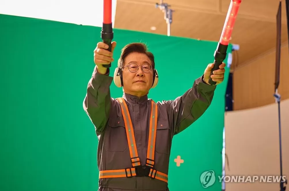 APEC会东道主放大招：李在明化身飞机引导员-第1张图片-