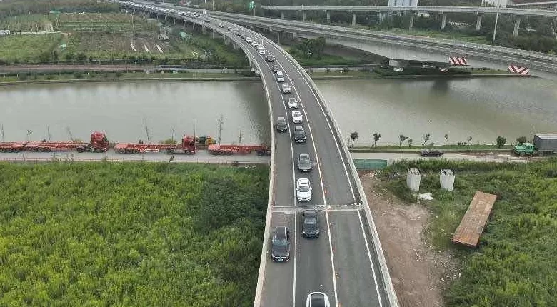 国庆假期首日G40出城方向迎车流高峰，上海警方启用无人机空中巡查-第2张图片-