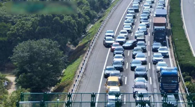 国庆假期首日G40出城方向迎车流高峰，上海警方启用无人机空中巡查-第1张图片-