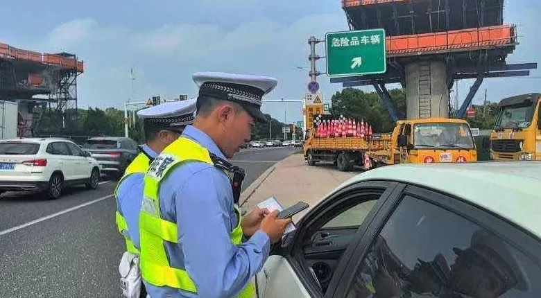 国庆假期首日G40出城方向迎车流高峰，上海警方启用无人机空中巡查-第3张图片-