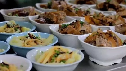 一中午吃了550斤米、250斤卤鹅……两千多人挤满政府食堂-第2张图片-