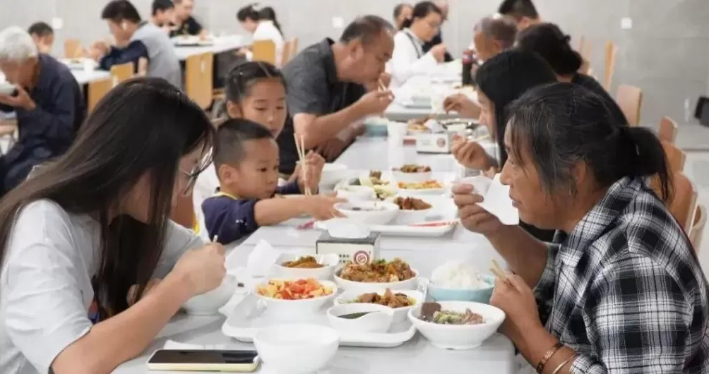 一中午吃了550斤米、250斤卤鹅……两千多人挤满政府食堂-第5张图片-