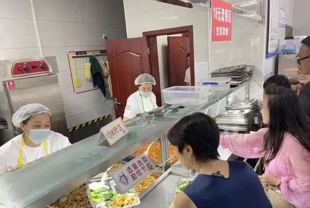 一中午吃了550斤米、250斤卤鹅……两千多人挤满政府食堂-第8张图片-