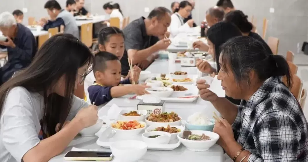 重庆荣昌：2700人涌入区政府食堂，一中午吃了550斤米、250斤卤鹅-第5张图片-