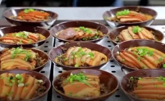 重庆荣昌：2700人涌入区政府食堂，一中午吃了550斤米、250斤卤鹅-第3张图片-