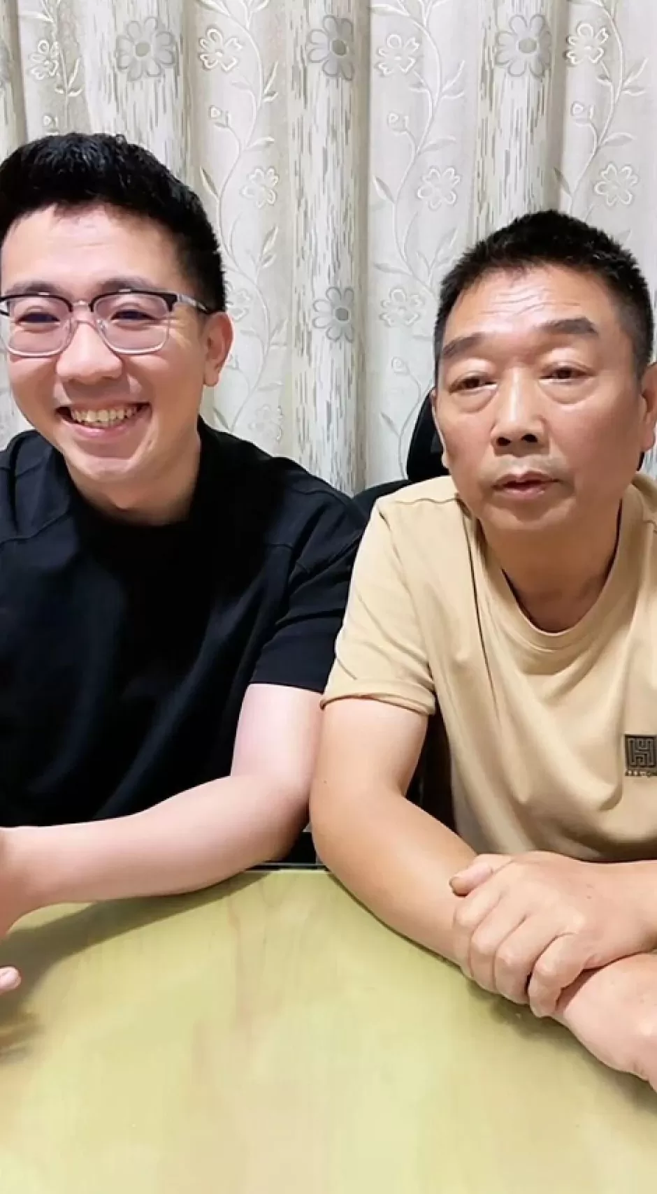 章莹颖男友国庆探望章父并协助直播,网友劝其早点结婚,本人回应-第1张图片- 章莹颖男友国庆探望章父并协助直播,网友劝其早点结婚,本人回应-第1张图片-