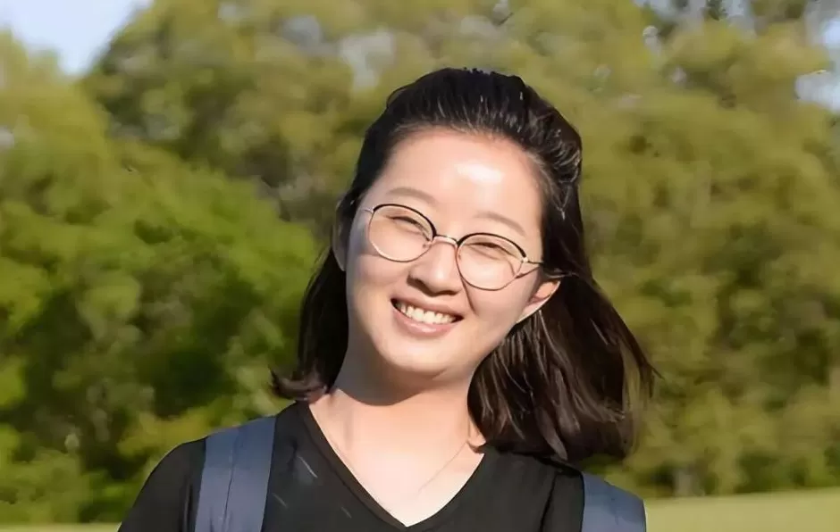 章莹颖男友国庆探望章父并协助直播,网友劝其早点结婚,本人回应-第2张图片- 章莹颖男友国庆探望章父并协助直播,网友劝其早点结婚,本人回应-第2张图片-