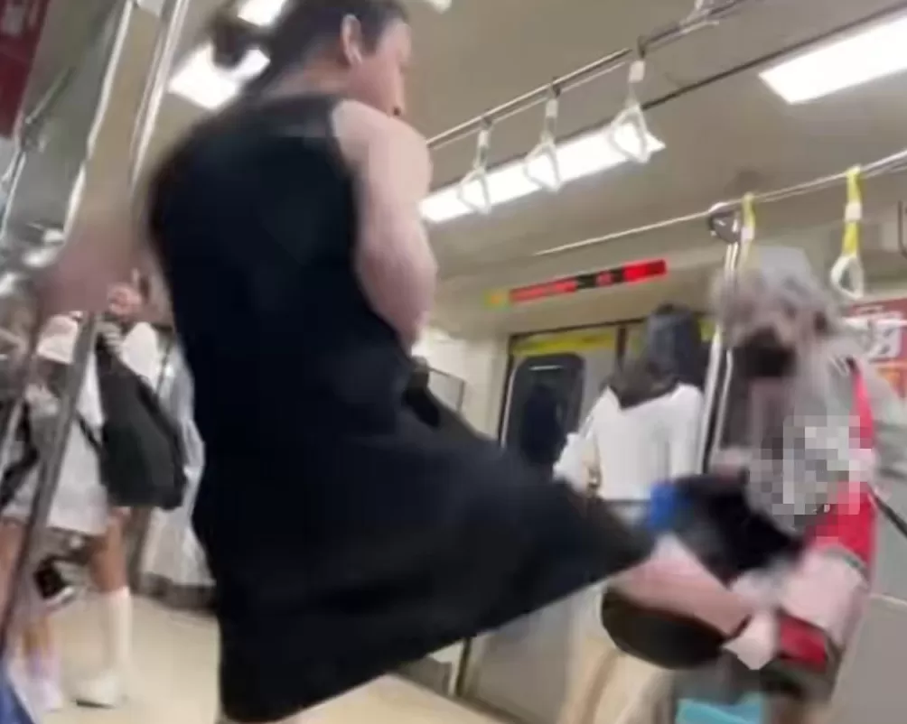 台湾一老人地铁上逼年轻人让座被一脚踹飞，次日又在超市闹事被捕-第1张图片-