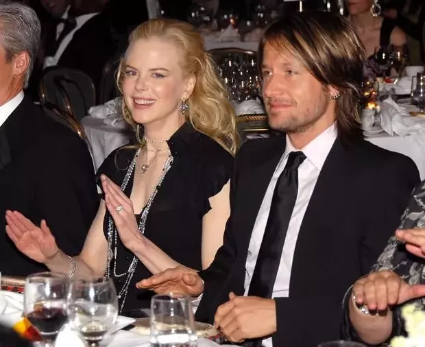 妮可·基德曼离婚,因婚前协议要赔前夫1.2亿?男方疑嫌她太红偷找新欢,俩女儿公开挺母?-第1张图片- 妮可·基德曼离婚,因婚前协议要赔前夫1.2亿?男方疑嫌她太红偷找新欢,俩女儿公开挺母?-第1张图片-