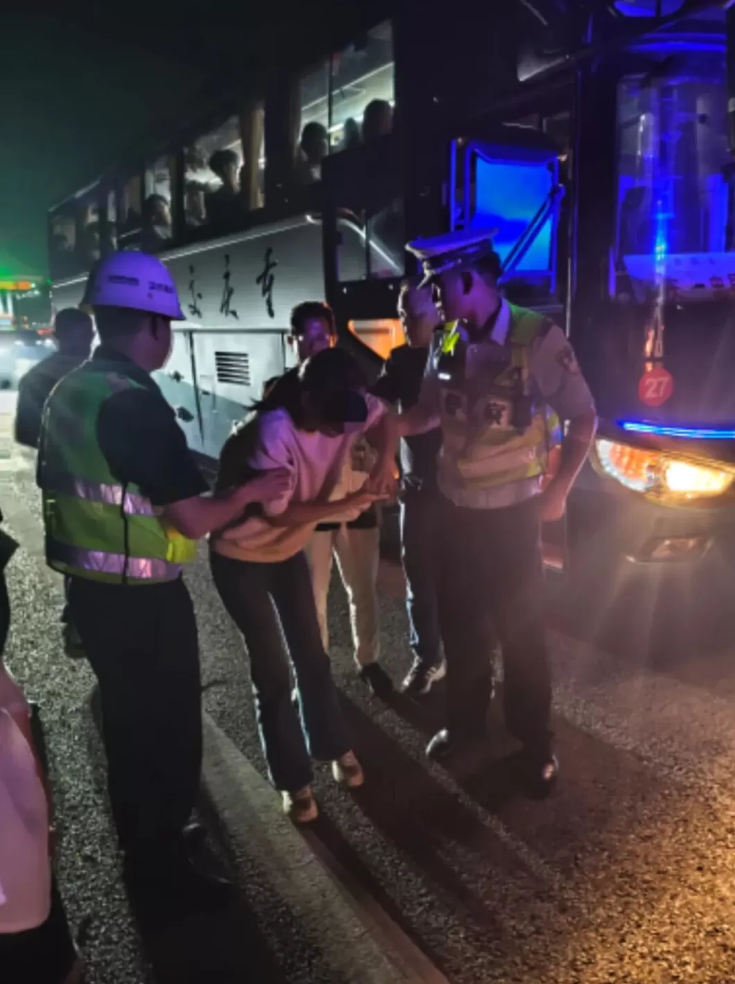 23分钟生死时速！重庆高速巡查员紧急救援急病女学生-第1张图片-