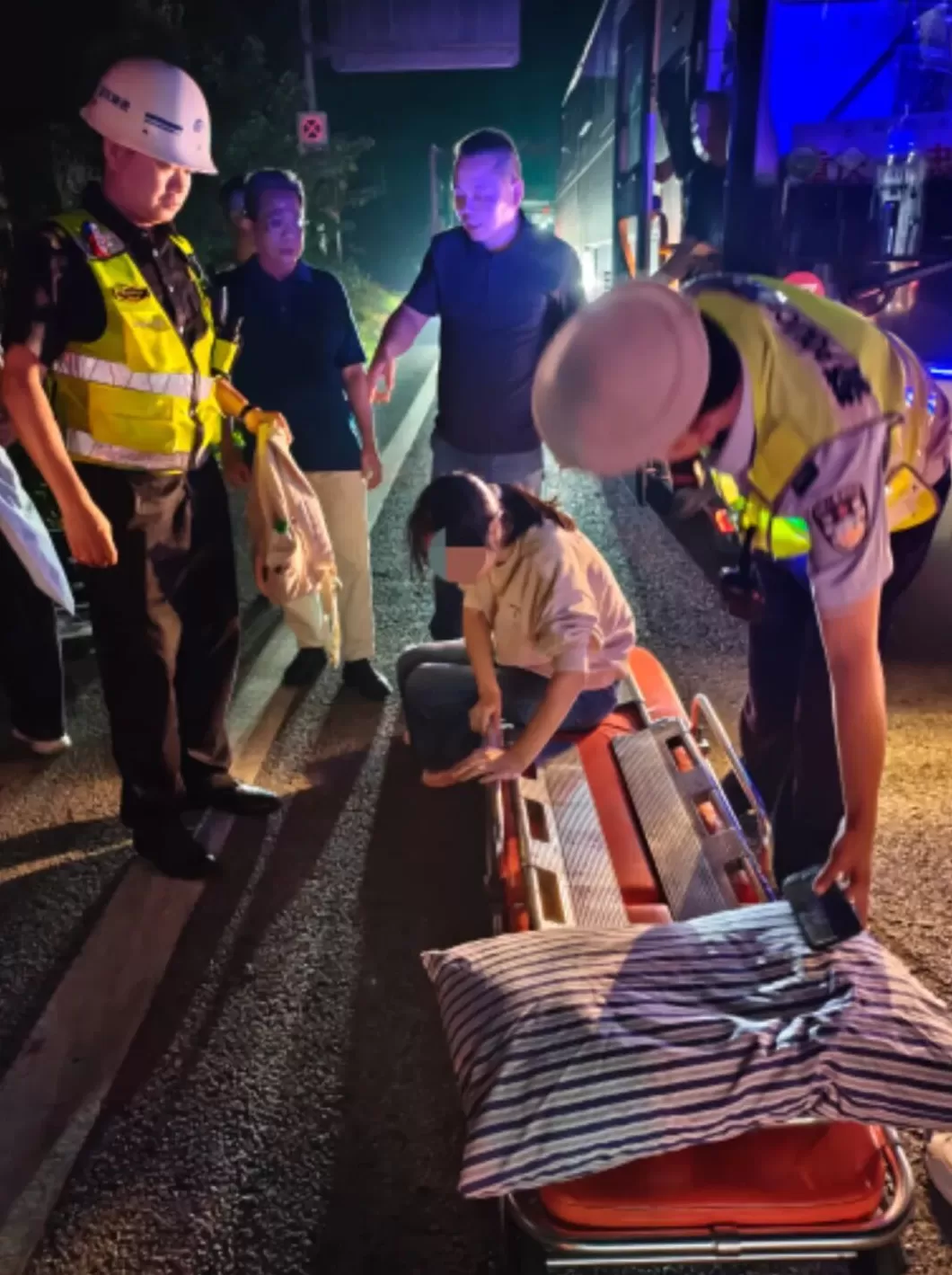 23分钟生死时速！重庆高速巡查员紧急救援急病女学生-第2张图片-