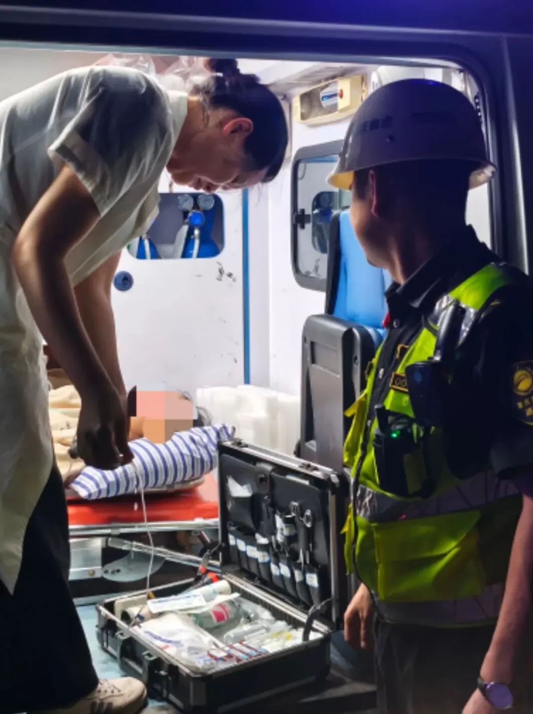 23分钟生死时速！重庆高速巡查员紧急救援急病女学生-第3张图片-