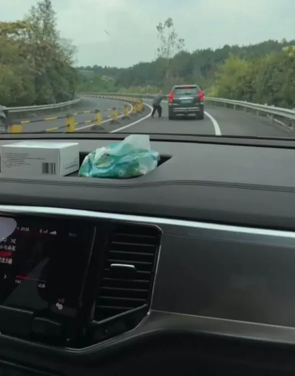 高速上一辆SUV低速乱蹿，车身多处撞坏，目击者称司机像是没有意识；警方回应-第2张图片-