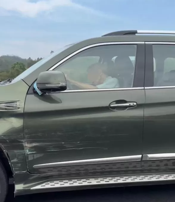 高速上一辆SUV低速乱蹿，车身多处撞坏，目击者称司机像是没有意识；警方回应-第1张图片-