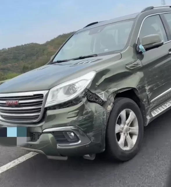 高速上一辆SUV低速乱蹿，车身多处撞坏，目击者称司机像是没有意识；警方回应-第3张图片-