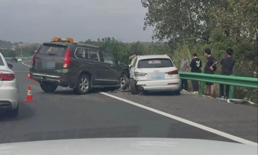高速上一辆SUV低速乱蹿，车身多处撞坏，目击者称司机像是没有意识；警方回应-第4张图片-