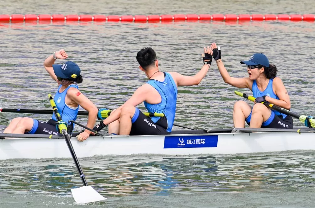 魔都眼·国庆｜上海赛艇公开赛开桨，苏州河上掀青春“艇”浪-第9张图片-