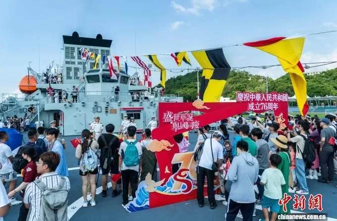登军舰庆国庆中国海军与香港市民“双向奔赴”-第1张图片-